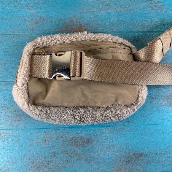 Lululemon Athletica Everywhere Belt Bag 1L Sherpa Fleece Off-White/Beige - Picture 10 of 12